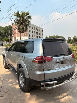 Mitsubishi Pajero 2015 Silver