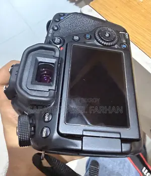 ডিএসএলআর ক্যামেরা ক্যানন ৮০ডি সাথে ১৮-১৩৫ মিমি লেন্স এবং ৫০ মিমি ১:১.৮ প্রাইম লেন্স