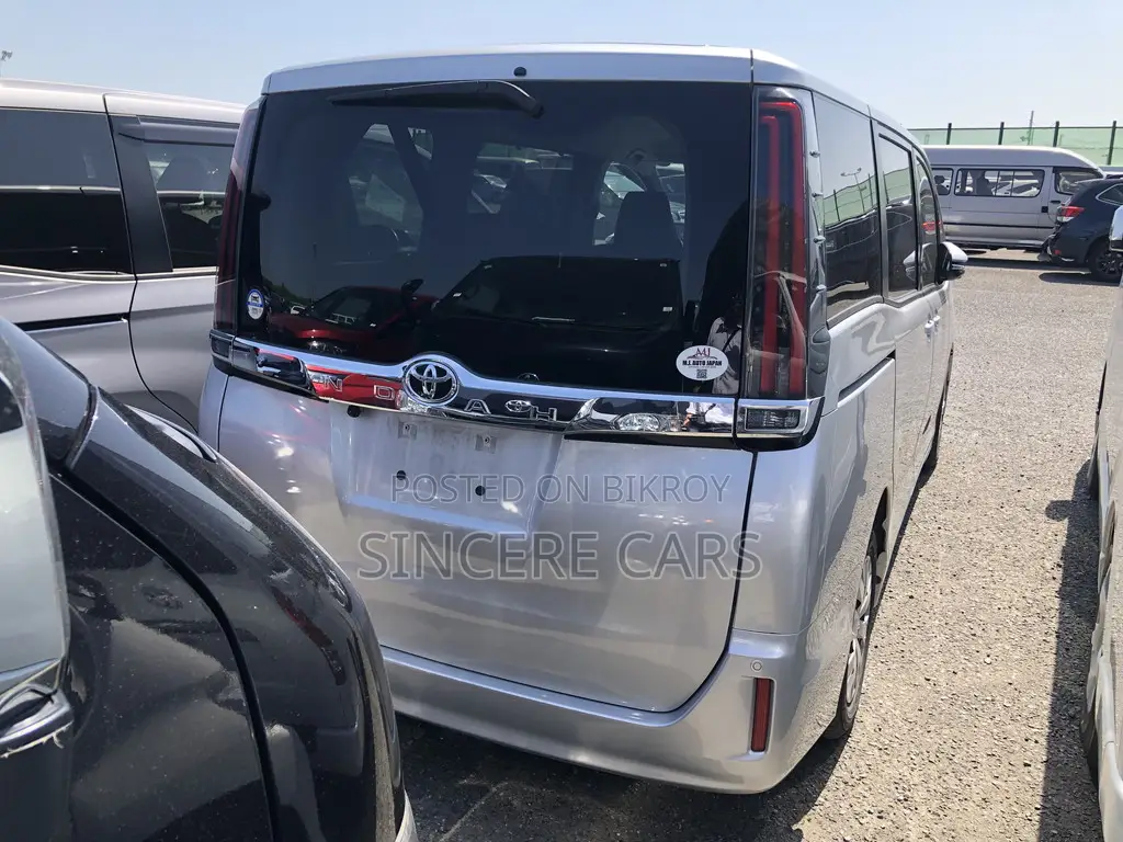 Toyota Noah 2021 Silver