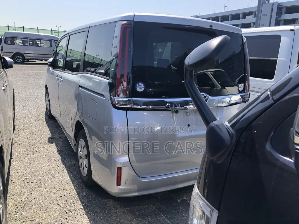 Toyota Noah 2021 Silver