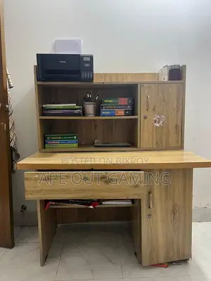 কাঠের স্টাডি টেবিল