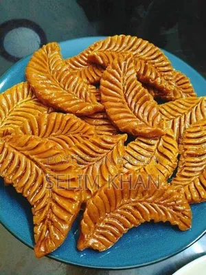 গুড়ের শিরায় ভেজানো নকশি পিঠা ও ঝিনুক পিঠা