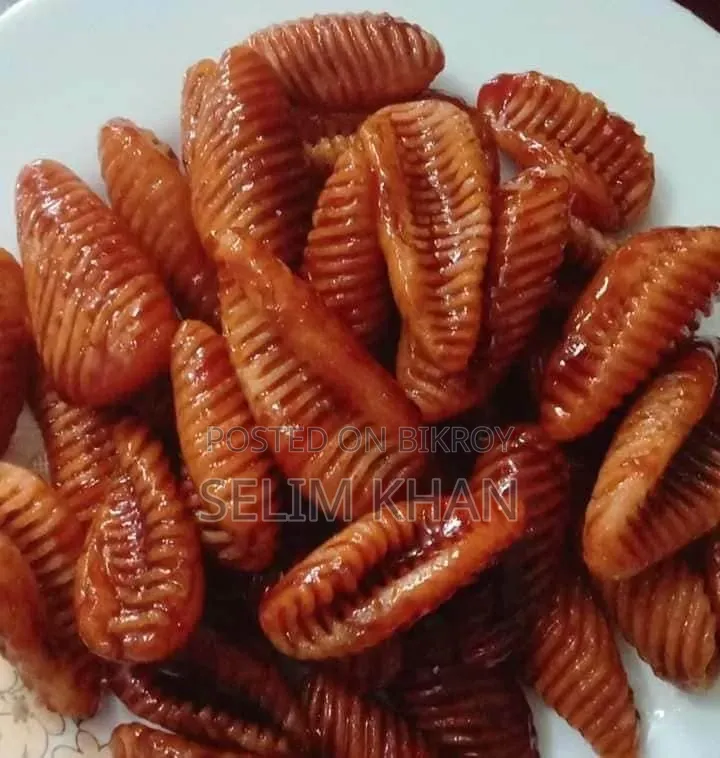 গুড়ের শিরায় ভেজানো নকশি পিঠা ও ঝিনুক পিঠা
