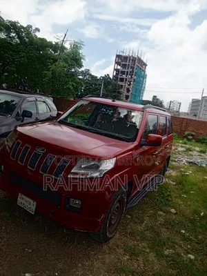 মাহিন্দ্র এক্সইউভি৫০০ ২০১৭ লাল