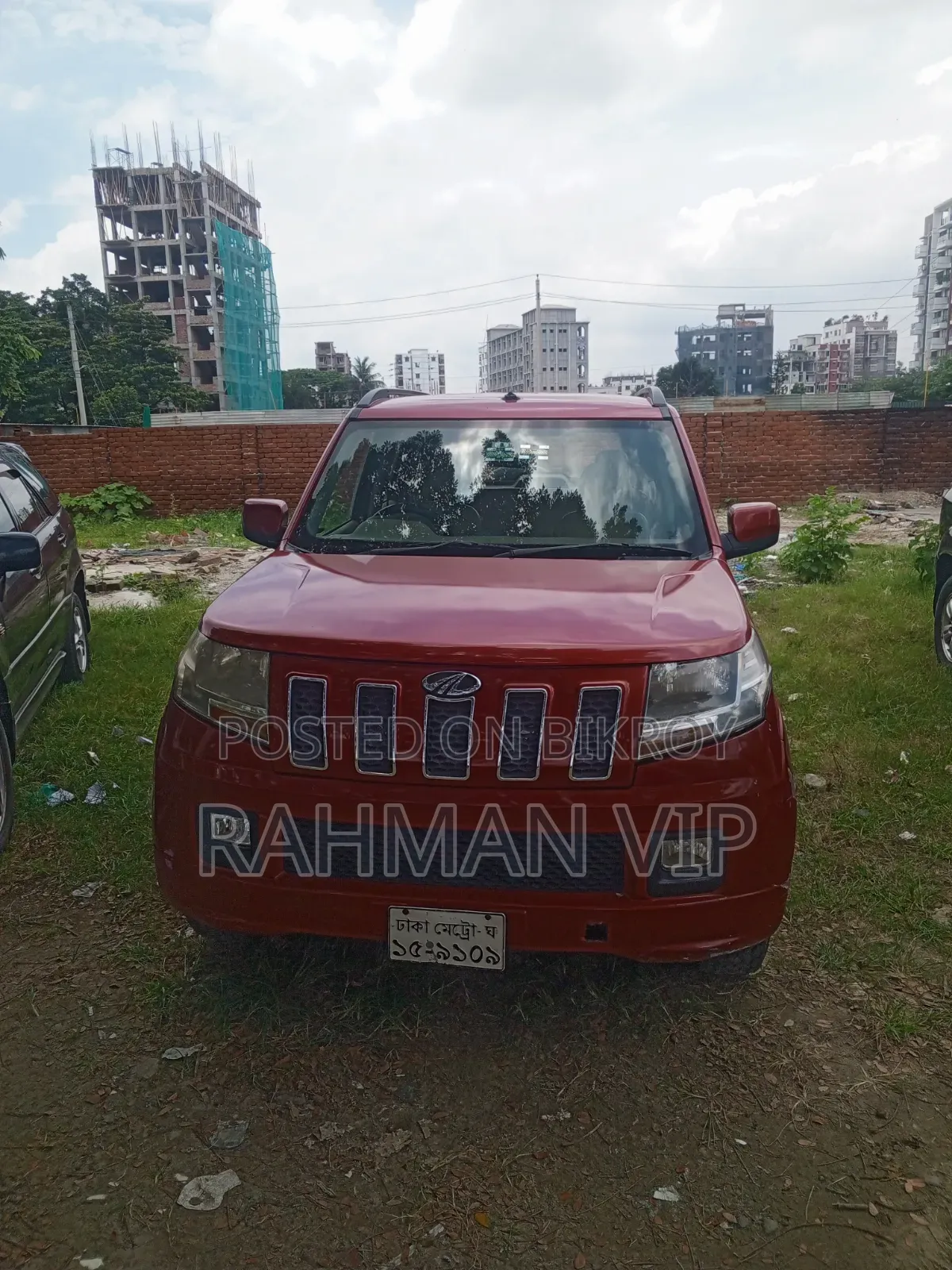 মাহিন্দ্র এক্সইউভি৫০০ ২০১৭ লাল