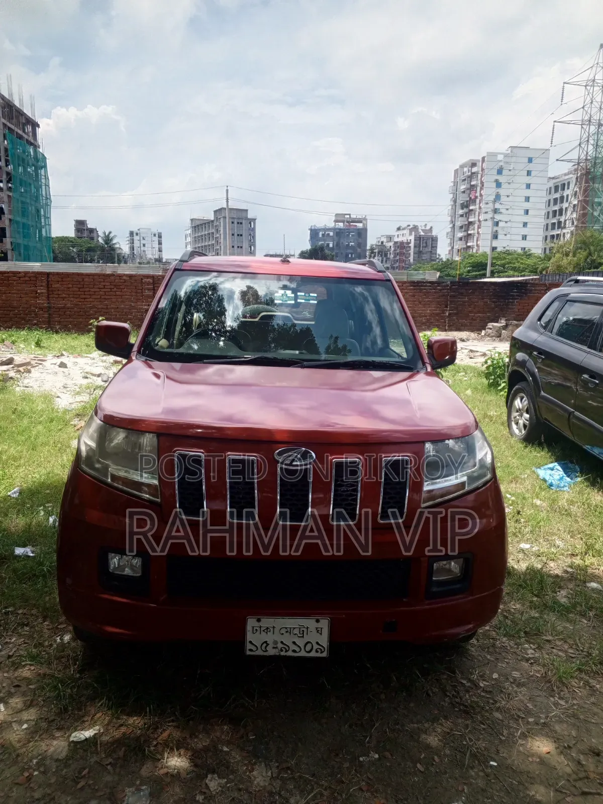 মাহিন্দ্র এক্সইউভি৫০০ ২০১৭ লাল