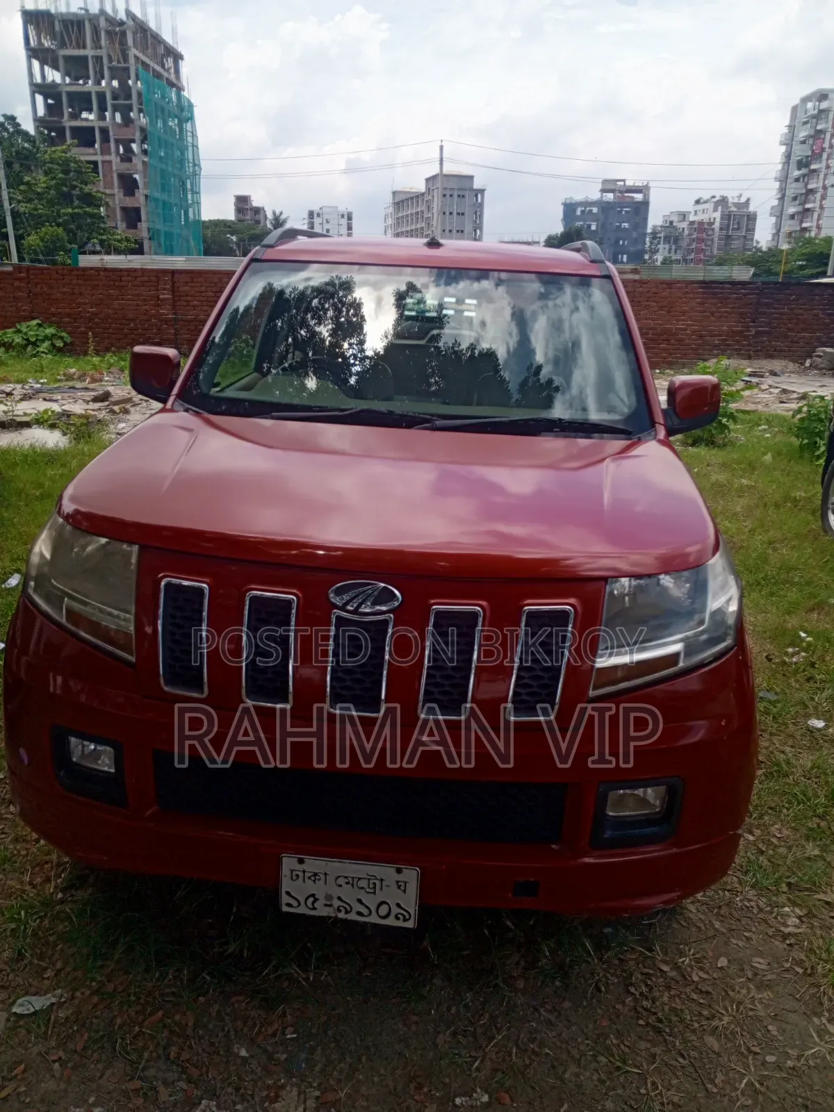 মাহিন্দ্র এক্সইউভি৫০০ ২০১৭ লাল