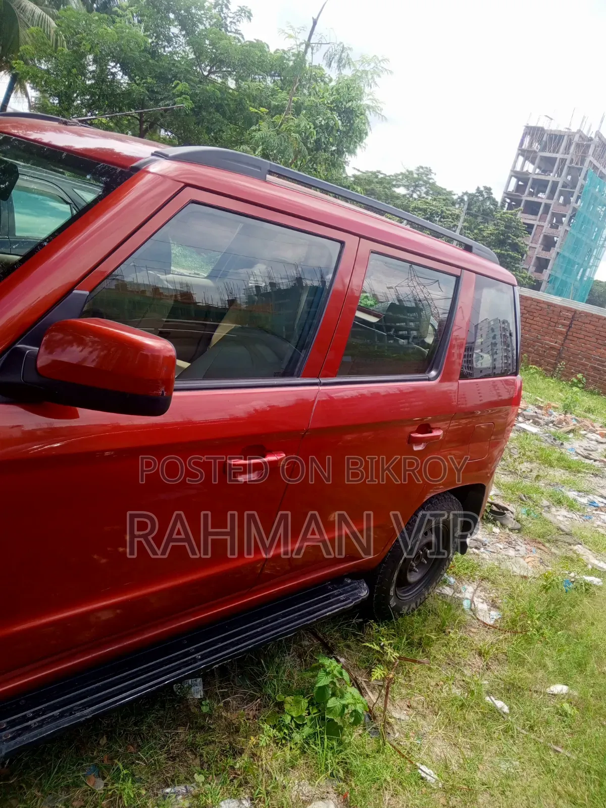 মাহিন্দ্র এক্সইউভি৫০০ ২০১৭ লাল