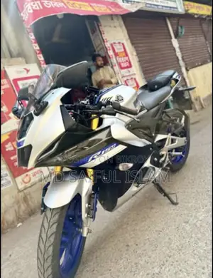 ইয়ামাহা আর১৫ ভি৩ ২০২২ সিলভার