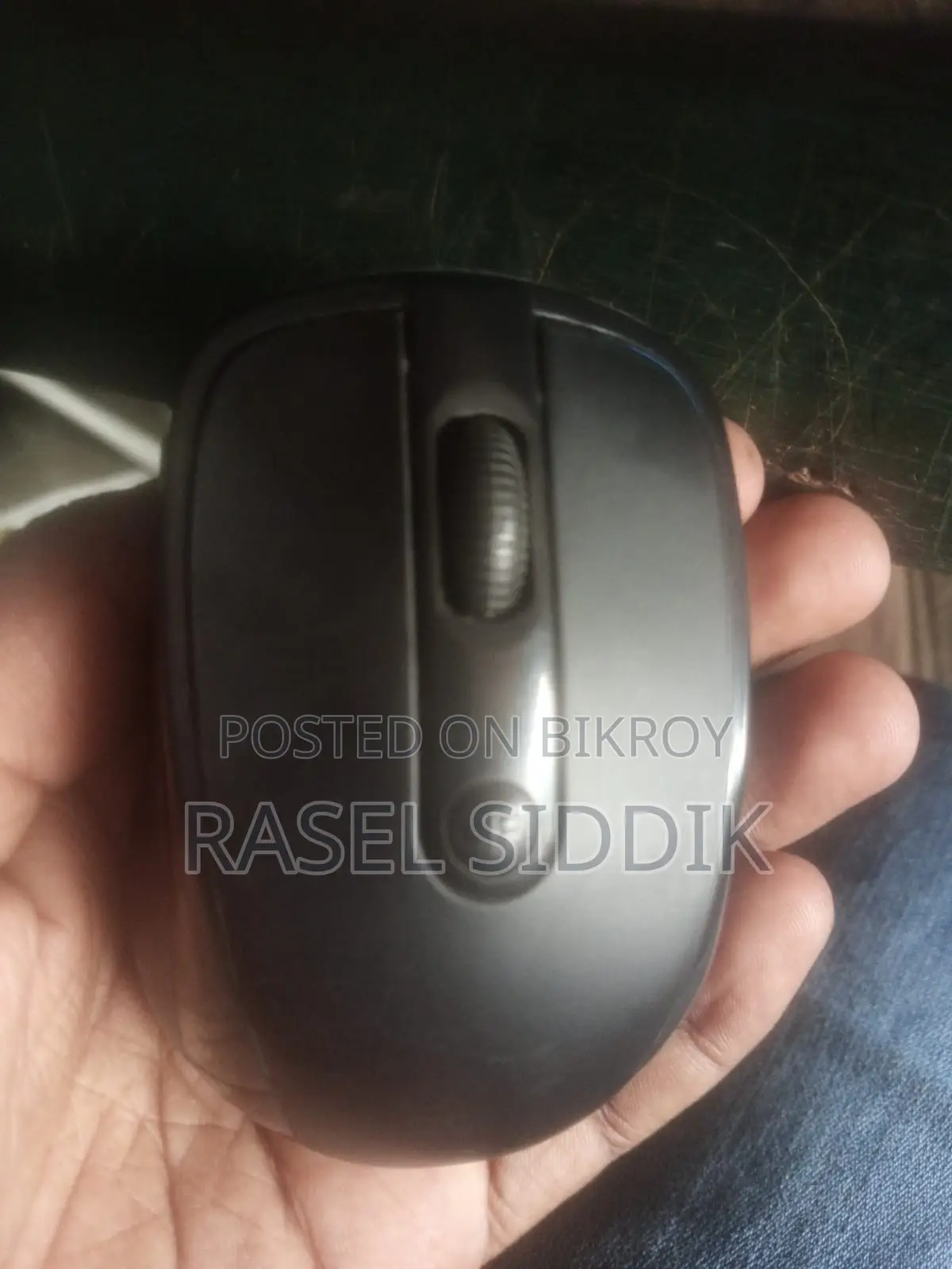 A state-of-the-art smart mouse that runs on pencil batteries.