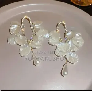 সাদা ফ্লোরাল ট্যাসেল কানের দুল