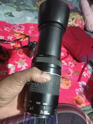 ক্যানন ৭০০ডি, ৭৫/৩০০ জুম লেন্স।