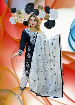 চিকেনকারি নেকলেস ডিজাইনের এমব্রয়ডারি কাজ