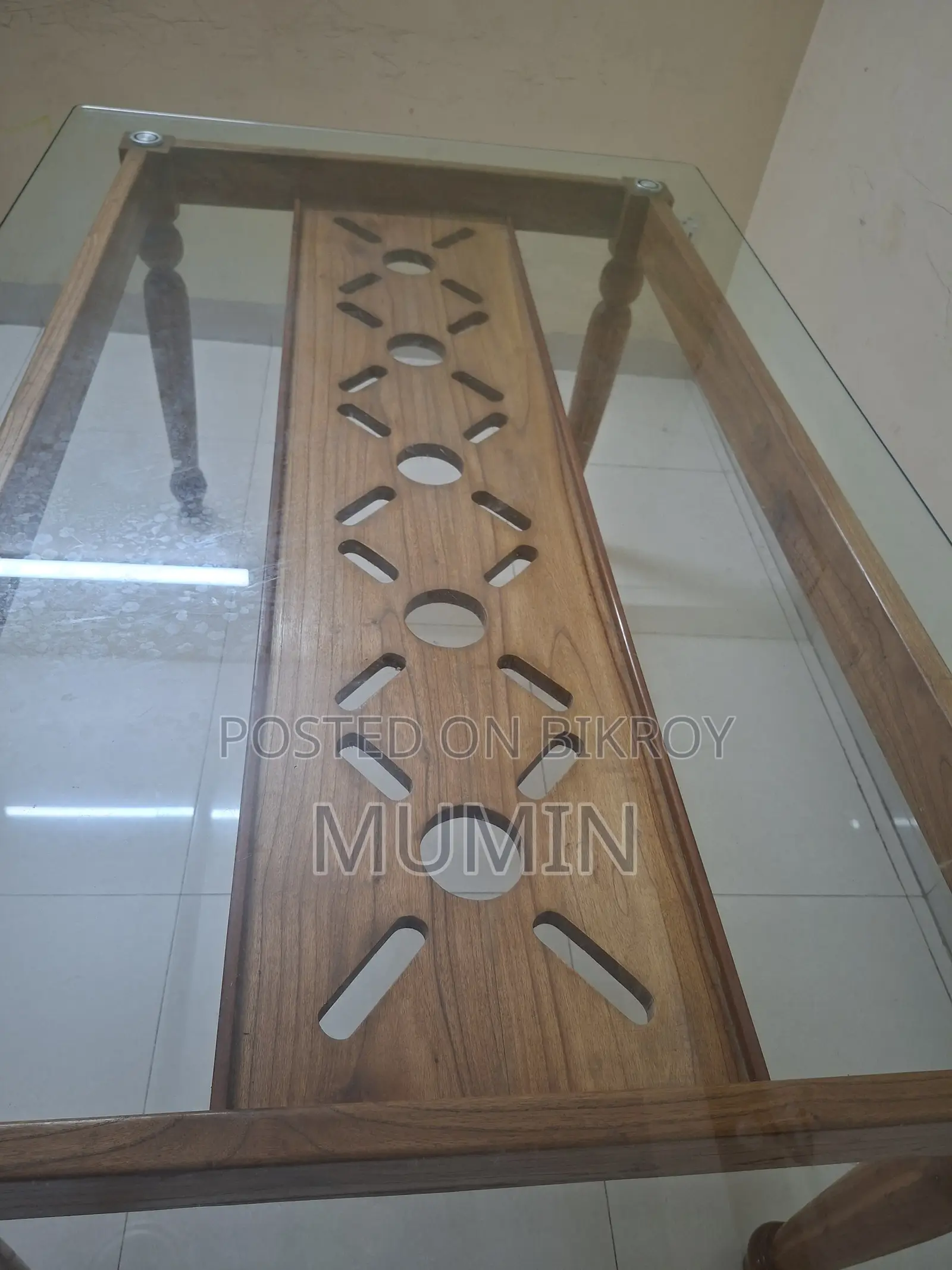 ডাইনিং টেবিল
