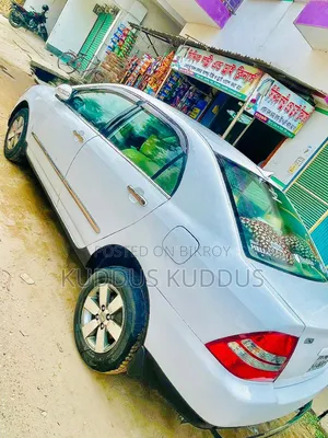 টয়োটা করোলা ২০০০ সাদা
