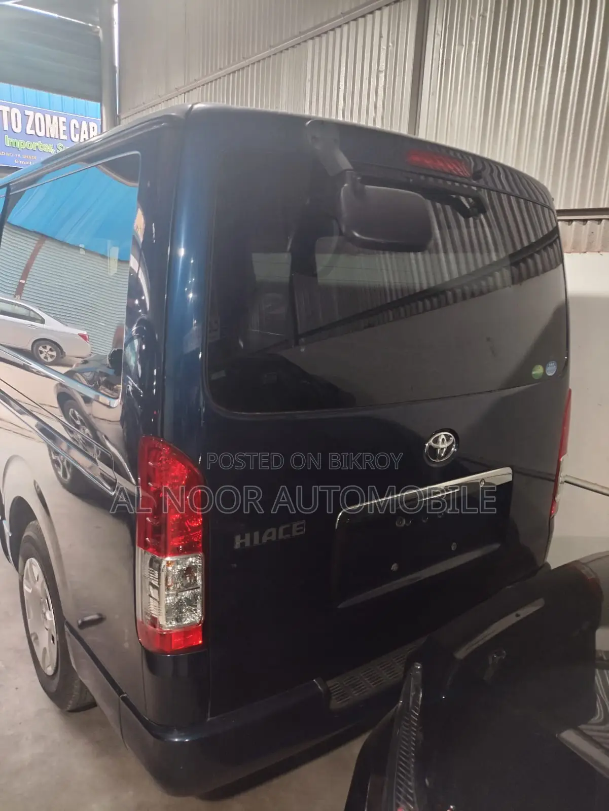 Toyota HiAce 2021 Blue
