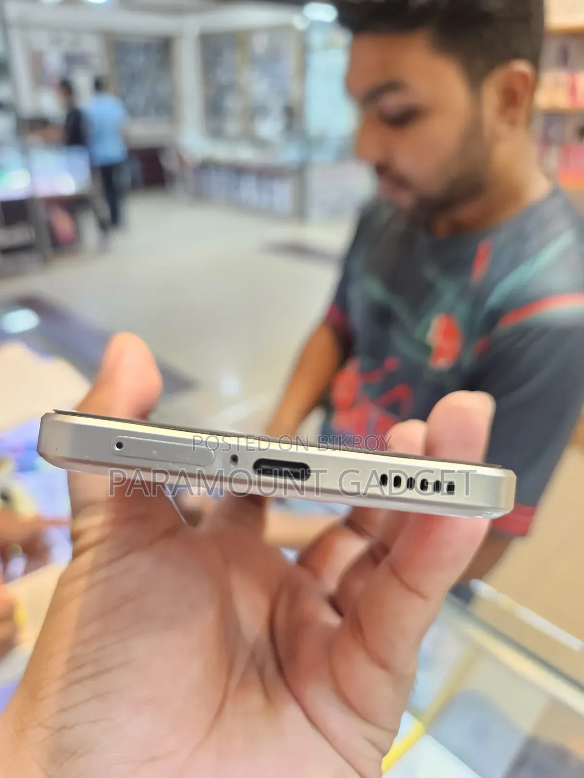 আইকিউওও ২৫৬ জিবি সাদা