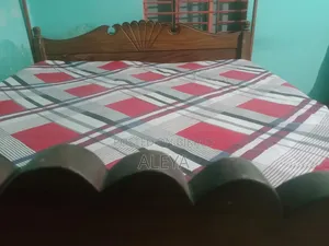 একটি ডাবল পুরাতন খাট বিক্রয় (নিম কাঠের)