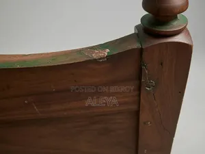 একটি ডাবল পুরাতন খাট বিক্রয় (নিম কাঠের)