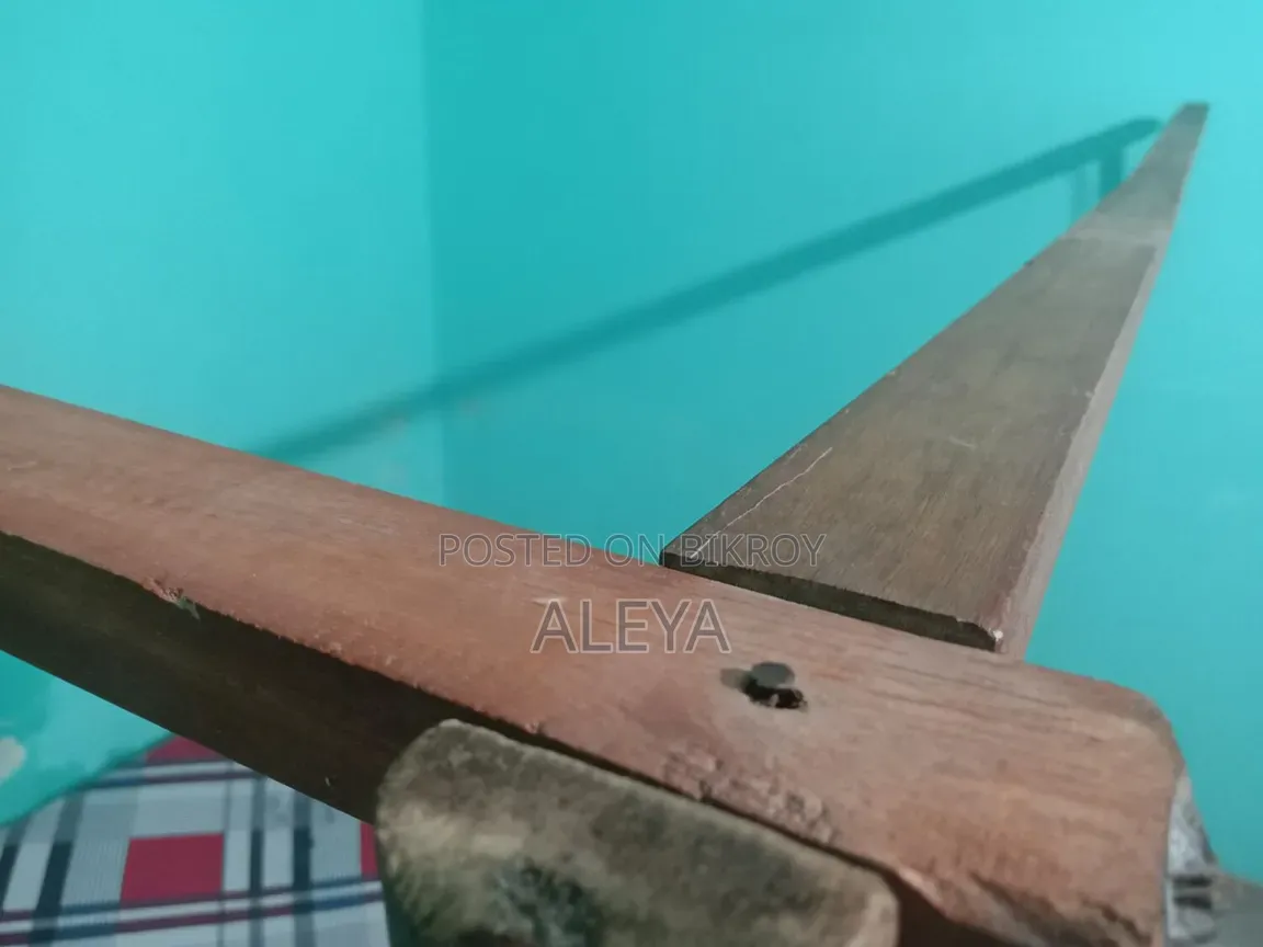 একটি ডাবল পুরাতন খাট বিক্রয় (নিম কাঠের)