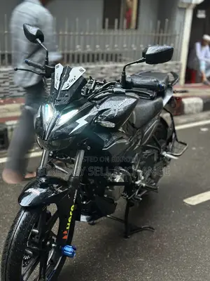 হিরো এক্সট্রিম ১২৫আর ২০২৫ কালো