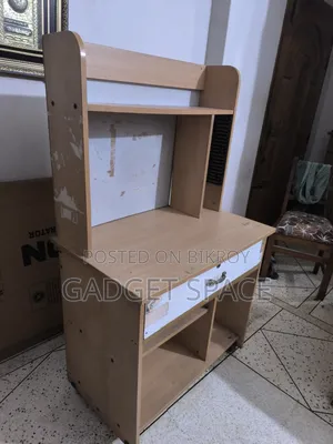 পড়ার টেবিল