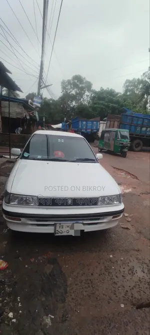 টয়োটা করোলা ১৯৯০ সাদা