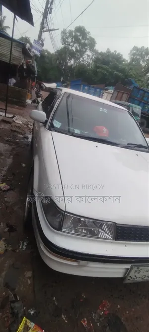 টয়োটা করোলা ১৯৯০ সাদা