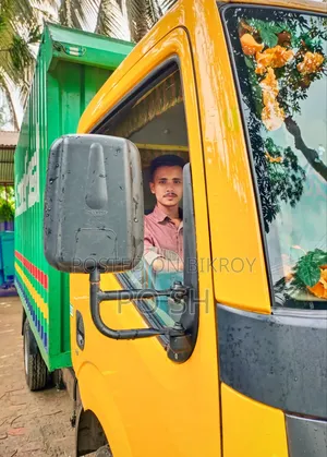 আমি জরুরি ভিত্তিতে ড্রাইভিং চাকরির সন্ধান করছি।