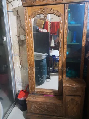 ড্রেসিং টেবিল অল্প কিছুদিন ব্যবহার করছি বিদেশে যাবো তাই বিক্রি করবো।