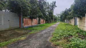 কর্নার ৩ কাঠা প্লট ১৫ নং সেক্টরে।