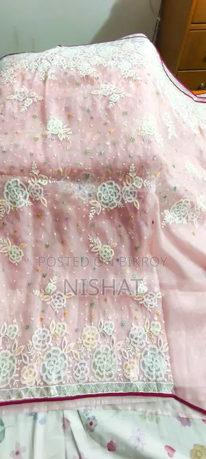 গোলাপি শাড়ি