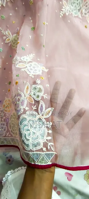 গোলাপি শাড়ি