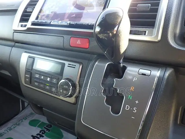 Toyota HiAce 2022