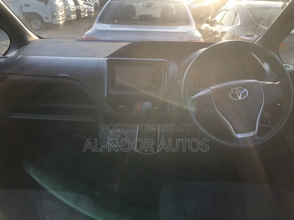 Toyota Noah 2021 Pearl