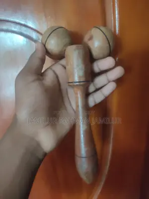 হ্যান্ডহেল্ড ম্যাসাজার উডেন