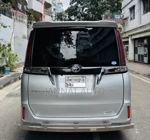 Toyota Esquire 2018 Silver