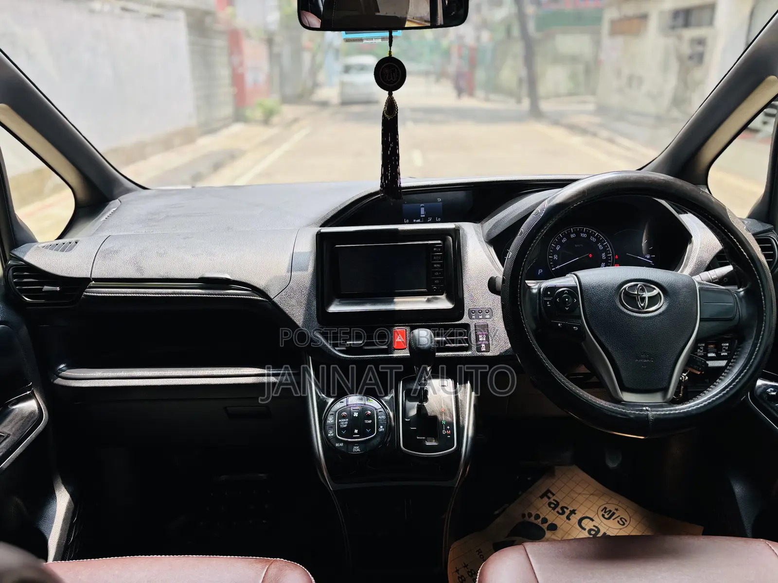Toyota Esquire 2018 Silver