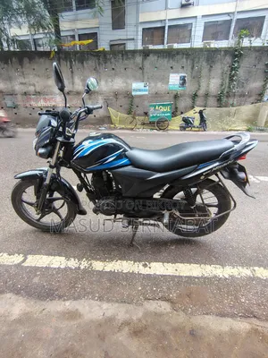 সুজুকি হায়াতে ২০১৫ কালো