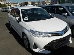 টয়োটা এক্সিও ২০২২ সাদা