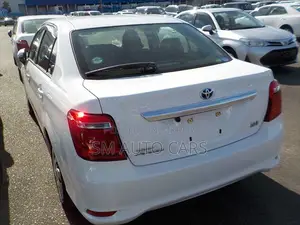 টয়োটা এক্সিও ২০২২ সাদা