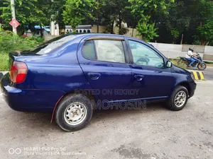 টয়োটা প্ল্যাটজ ২০০০ নীল