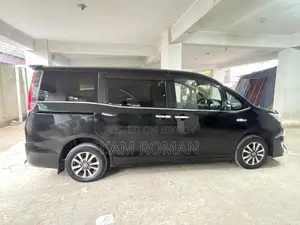 টয়োটা এস্কয়ার ১.৮ ফ্রন্ট হুইল ড্রাইভ হাইব্রিড (৭ সিটার) ২০১৭ কালো