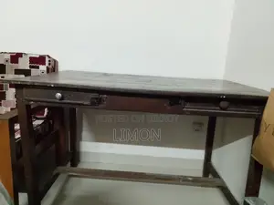 কাঠের টেবিল