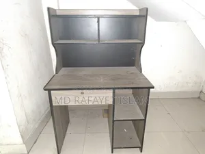 পড়ার টেবিল