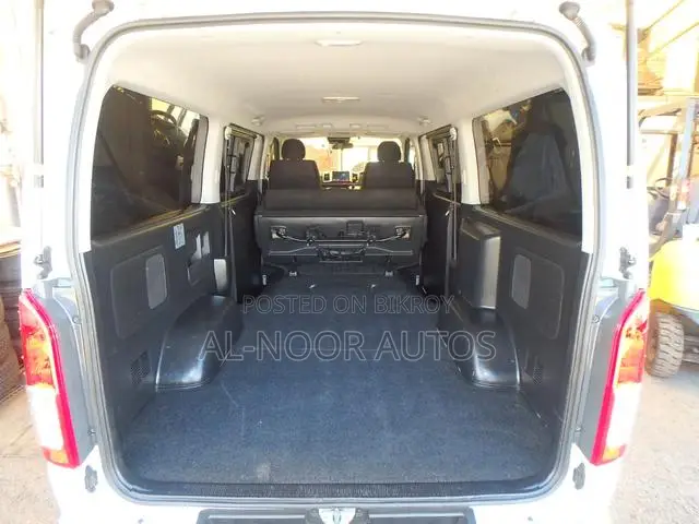 Toyota HiAce 2021 White