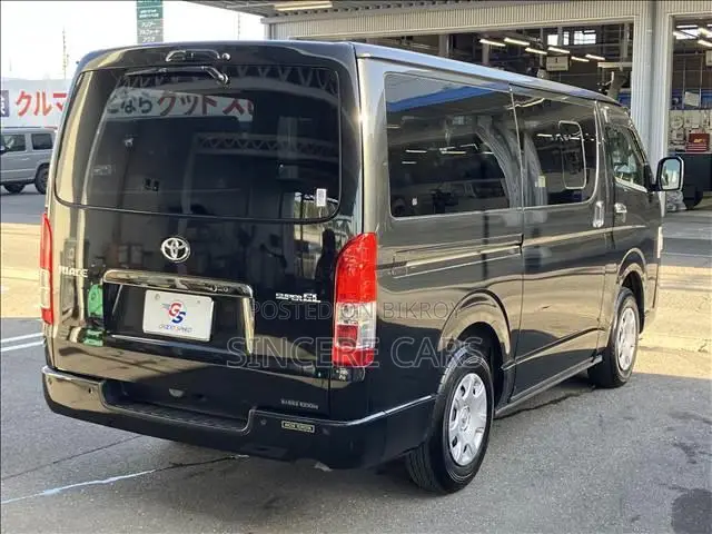 Toyota HiAce ২০২৩ কালো