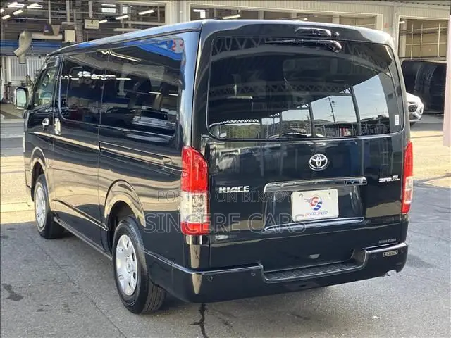 Toyota HiAce ২০২৩ কালো