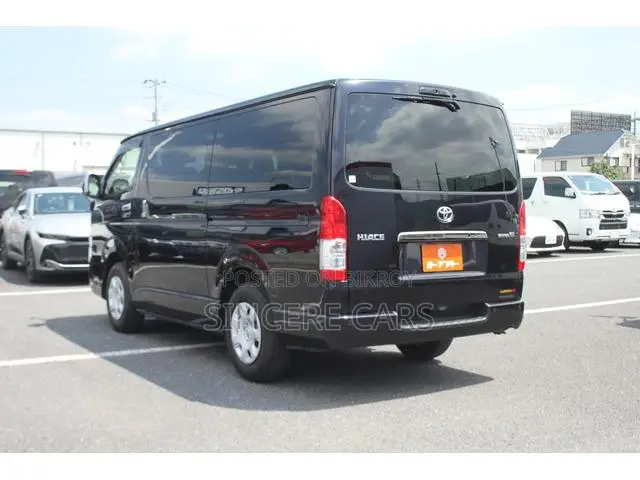 Toyota HiAce ২০২৩ কালো