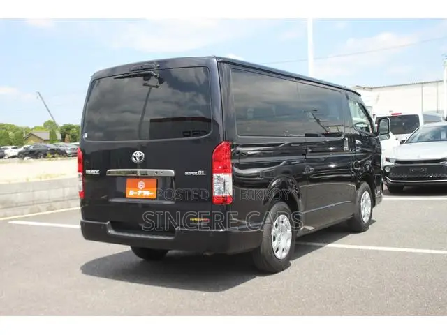 Toyota HiAce ২০২৩ কালো